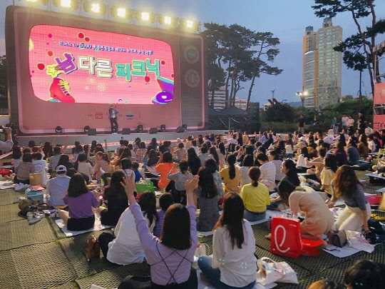 롯데면세점은 지난 25일 주말 나들이를 계획 중인 고객을 초청해 뉴-트로 콘셉트 행사 '냠 다른 피크닉'을 진행했다. <롯데면세점 제공>